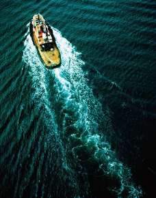 在海上飞驰的船图片